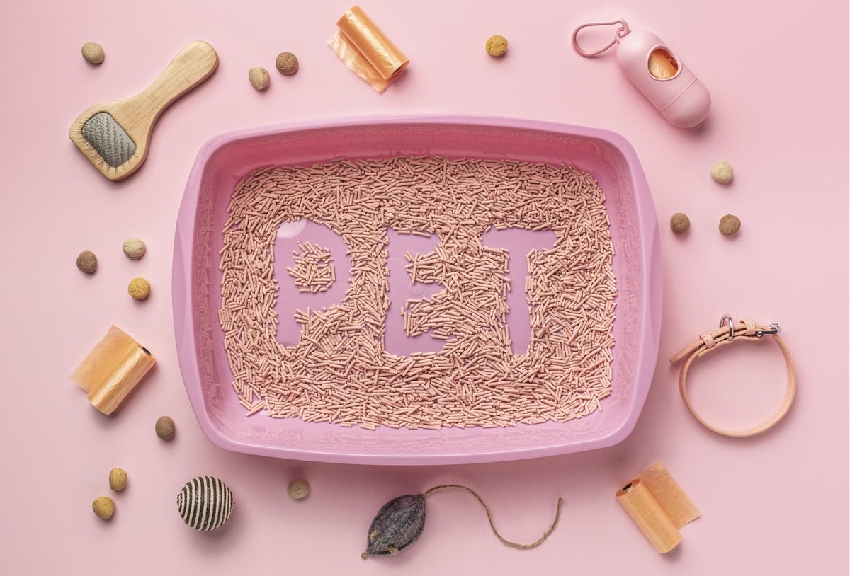 Cat litter with "PET" inscription